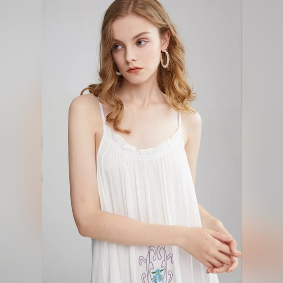 Elegant White Floral Maxi Dress - Picture 15 of 16